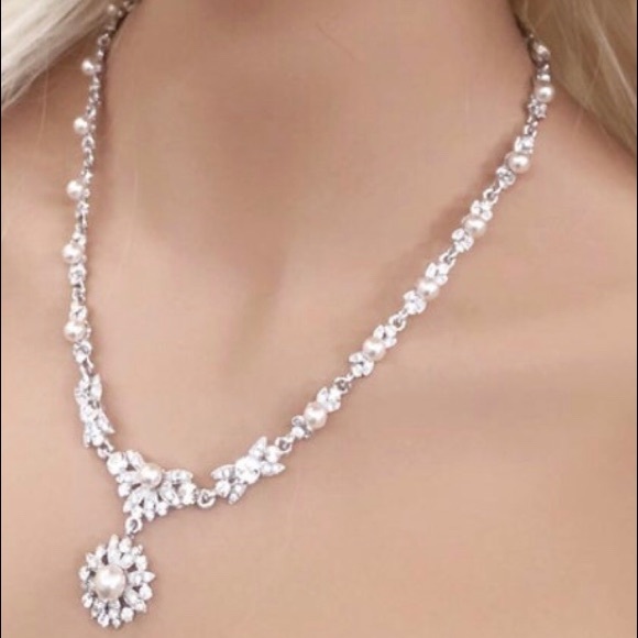 NWT Dainty Pearl and Rhinestones Necklace Set - Picture 9 of 10